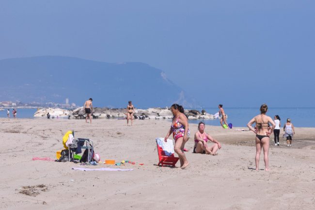 gente-a-prendere-il-sole-in-spiaggia-lungomare-nord-civitanova-6-650x433