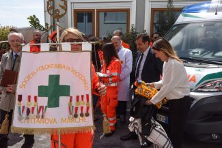 ica-dona-ambulanza-croce-verde-civitanova-2-325x217