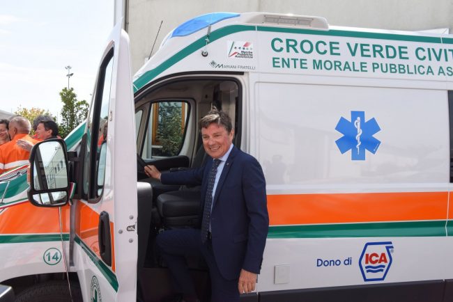 ica-sandro-paniccia-dona-ambulanza-croce-verde-civitanova-2-650x434