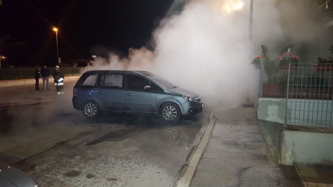incendio-auto-via-loreto-montecosaro-1-1-650x366