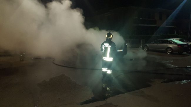 incendio-auto-via-loreto-montecosaro-6-650x366