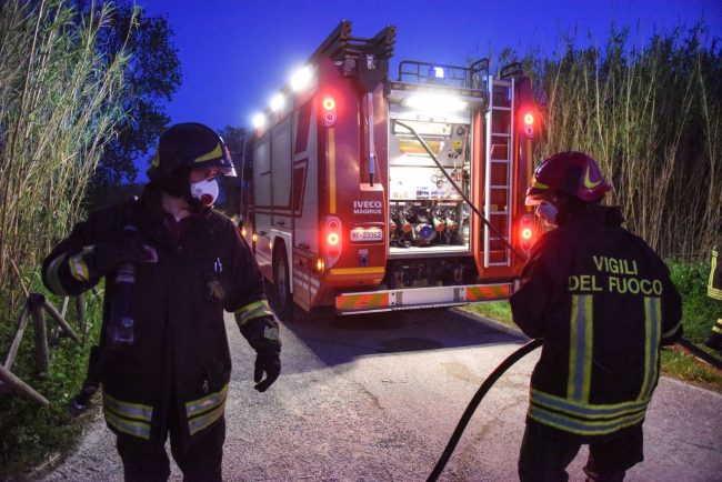 incendio-canneto-pista-ciclabile-foce-del-chienti-vdf-civitanova-FDM-3-650x434