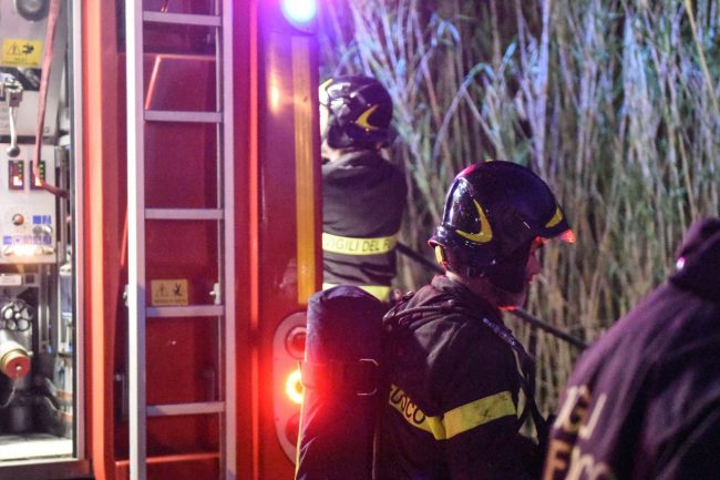 incendio-canneto-pista-ciclabile-foce-del-chienti-vdf-civitanova-FDM-8-650x433