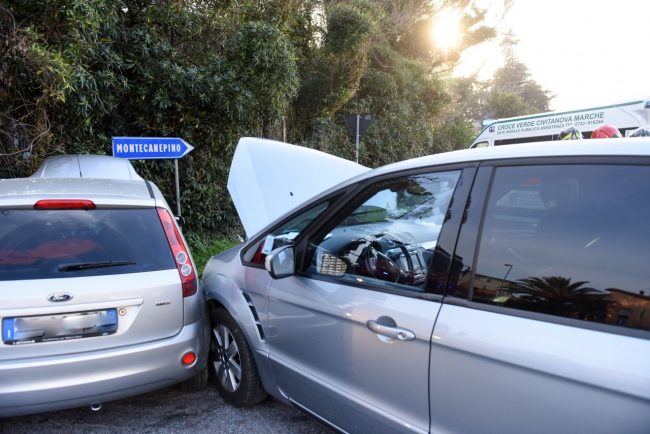 incidente-scontro-auto-incorcio-montecanepino-ppp-vdf-118-porto-potenza-picena-2-650x434
