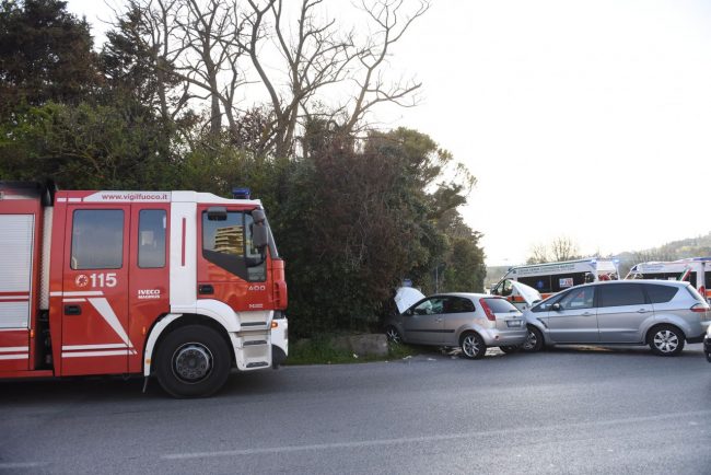 incidente-scontro-auto-incorcio-montecanepino-ppp-vdf-118-porto-potenza-picena-3-650x434