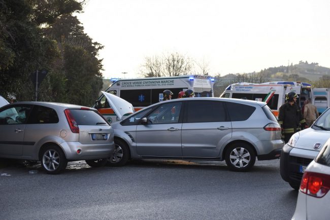 incidente-scontro-auto-incorcio-montecanepino-ppp-vdf-118-porto-potenza-picena-4-650x434