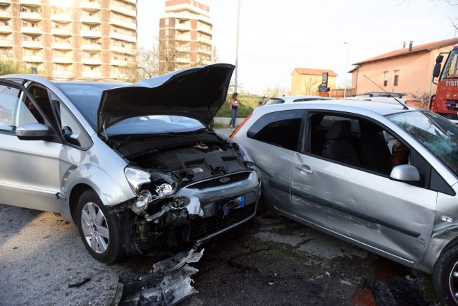 incidente-scontro-auto-incorcio-montecanepino-ppp-vdf-118-porto-potenza-picena-6-650x434