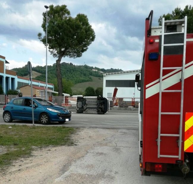 incidente-via-cristoforo-colombo-tolentino-10-650x621