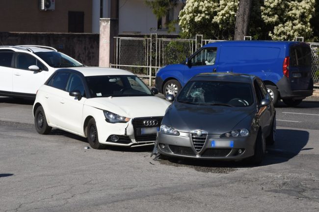 incidente-via-martiri-di-belfiore-auto-contro-auto-ambulanza-118-vdf-civitanova-2-650x433
