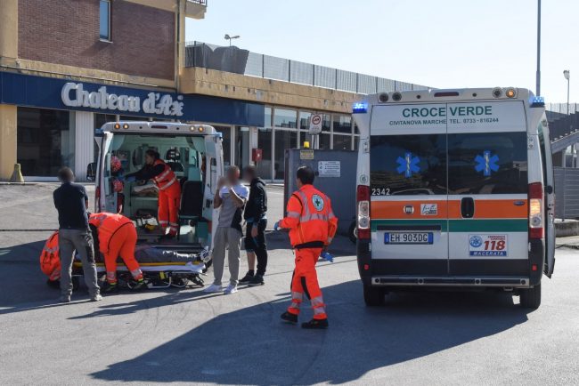 incidente-via-martiri-di-belfiore-auto-contro-auto-ambulanza-118-vdf-civitanova-5-650x434