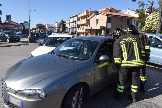 incidente-via-martiri-di-belfiore-auto-contro-auto-ambulanza-118-vdf-civitanova-7-650x434