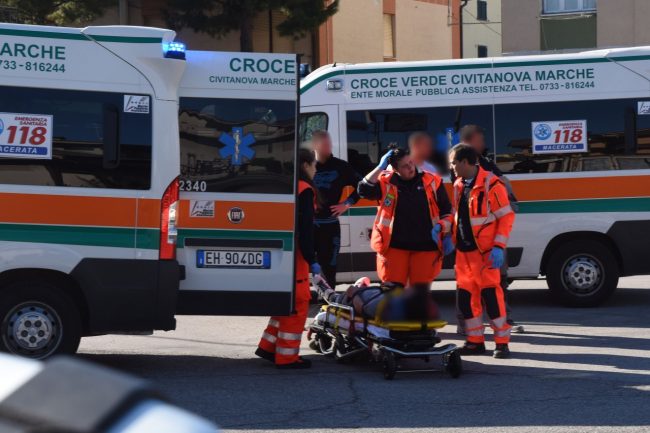 incidente-via-martiri-di-belfiore-auto-contro-auto-ambulanza-118-vdf-civitanova-8-650x433