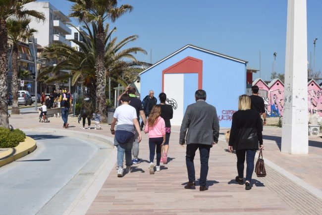 passeggio-sul-lungomare-nord-aprile-civitanova-FDM