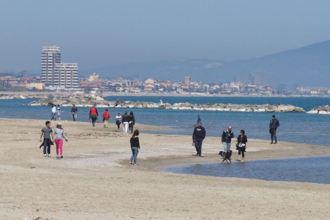 passeggio-sulla-spiaggia-del-lungomare-nord-civitanova-FDM-1-650x433