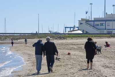passeggio-sulla-spiaggia-del-lungomare-nord-civitanova-FDM-2-400x267