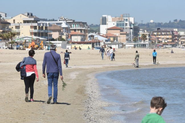 passeggio-sulla-spiaggia-del-lungomare-nord-domenica-delle-palme-civitanova-FDM-3-650x433