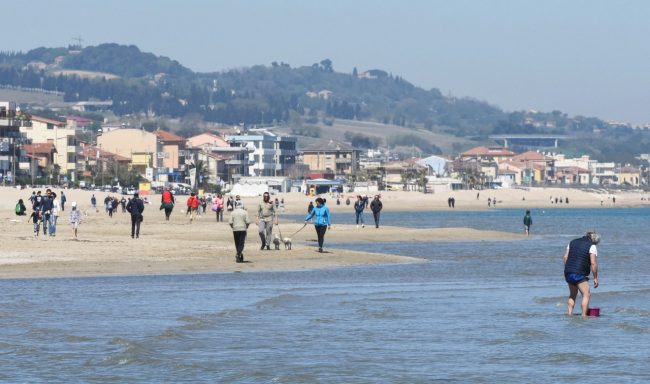 persone-in-spiaggia-lungomare-nord-civitanova