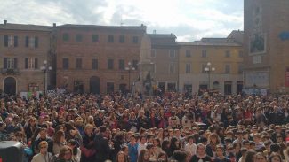 piazza-con-tanti-visitatori