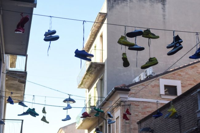 shoefiti-flash-mob-scarpe-via-conchiglia-civitanova-FDM-1-650x433
