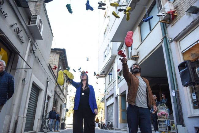 shoefiti-flash-mob-scarpe-via-conchiglia-civitanova-FDM-3-650x434