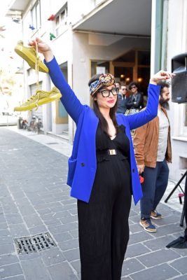 shoefiti-flash-mob-scarpe-via-conchiglia-civitanova-FDM-4-267x400