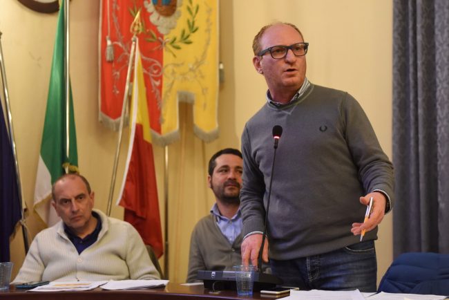 ultimo-consiglio-comunale-rosati-poeta-corvatta-civitanova-FDM-2-650x434