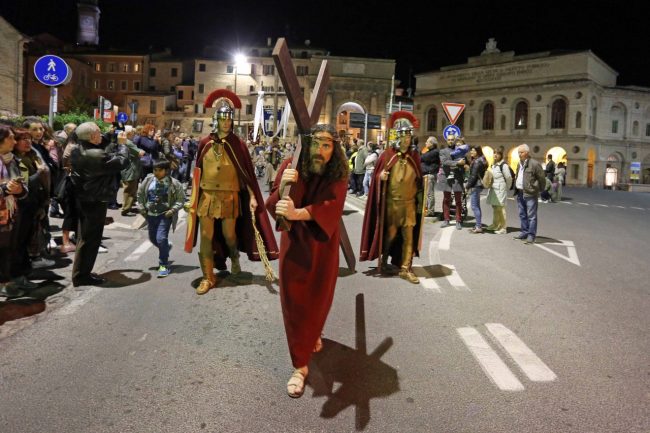 via_crucis_macerata_pasqua-17-650x433
