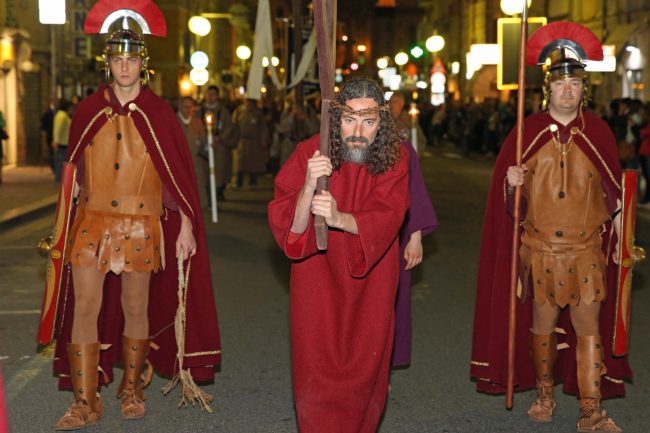 via_crucis_macerata_pasqua-4-650x433