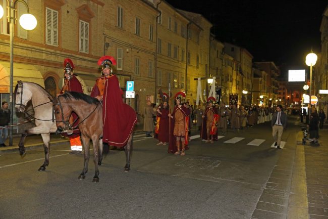 via_crucis_macerata_pasqua-6-650x433