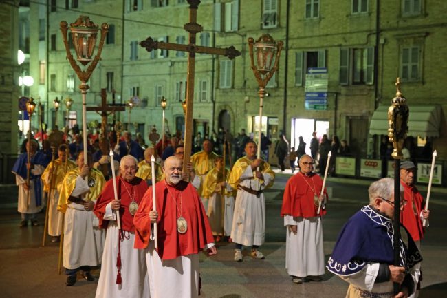 via_crucis_macerata_pasqua-8-650x433