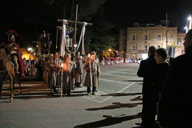 via_crucis_macerata_pasqua-9-650x433