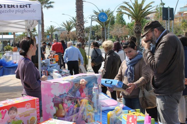 1-maggio-2017-civitanova-mercatino-terremotati-1-650x433