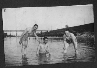 Il-conte-Amerigo-e-2-ufficiali-a-bagno-sul-Brenta-325x229