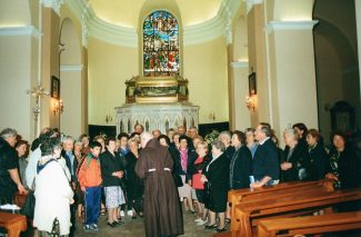 Il-rettore-del-santuario-di-S.-Ubaldo-p.-Igino-Gagliardoni-con-i-pellegrini-passotreiesi-Gubbio-29-maggio-2000-325x213