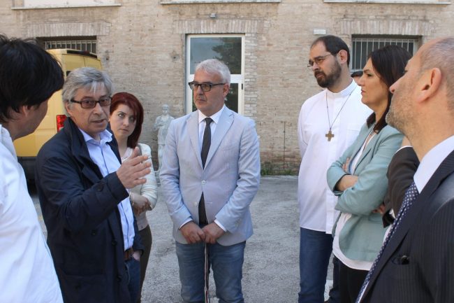 Visita-errani-scuole-Macerata-1-650x433
