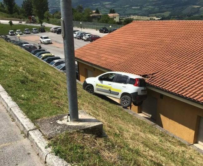 auto-poste-fuori-stada-camerino