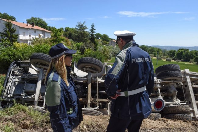 betoniera-fuori-strada-civitanova-alta-polizia-municipale-FDM-5-650x434