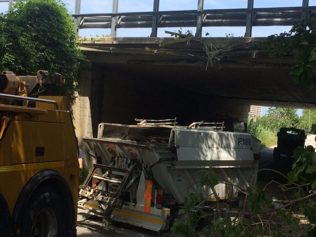 camion-cosmari-incastrato-ponte-porto-recanati-1-650x488