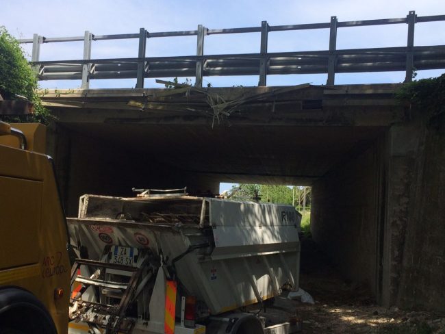 camion-cosmari-incastrato-ponte-porto-recanati-3-650x488