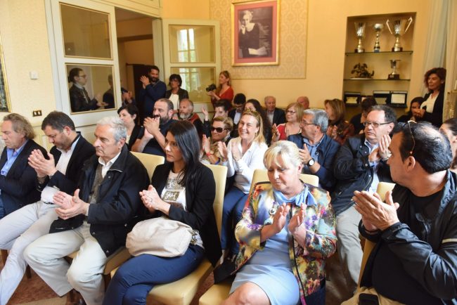 consegna-assegni-a-comuni-del-sisma-civitanova-FDM-1-650x434