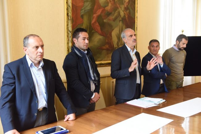 consegna-assegni-a-comuni-del-sisma-civitanova-FDM-2-650x434