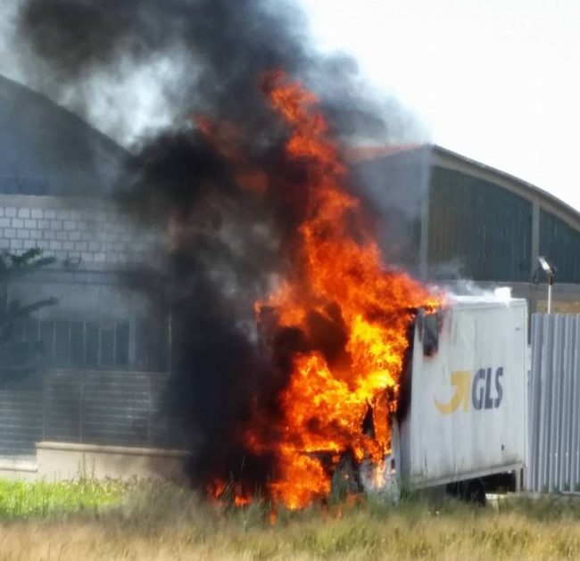 furgone-a-fuoco-santa-Maria-apparente-traversa-che-porta-al-canile-municipale-di-civitanova-1-650x629