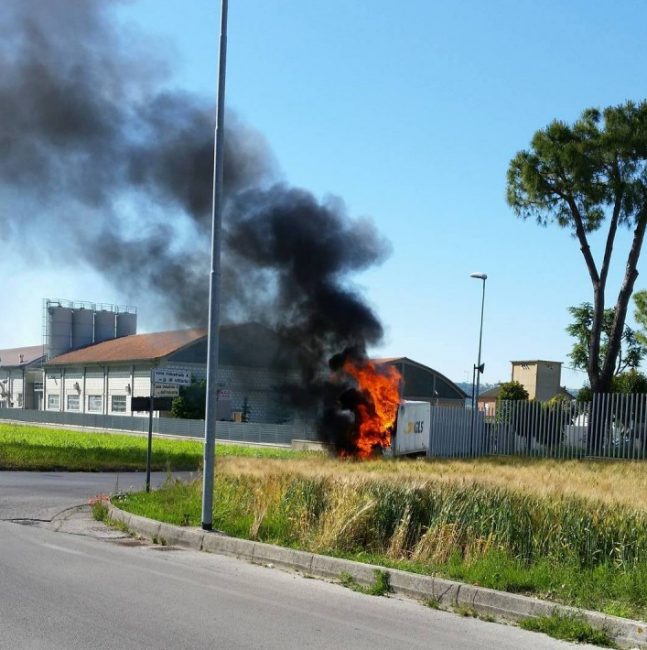furgone-a-fuoco-santa-Maria-apparente-traversa-che-porta-al-canile-municipale-di-civitanova-6-e1496046619470-647x650
