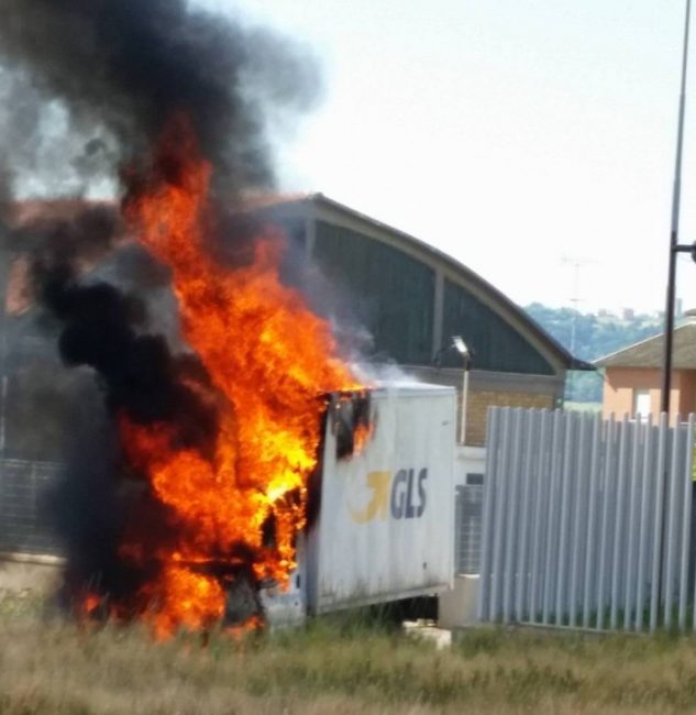 furgone-a-fuoco-santa-Maria-apparente-traversa-che-porta-al-canile-municipale-di-civitanova-8-e1496046638290-633x650