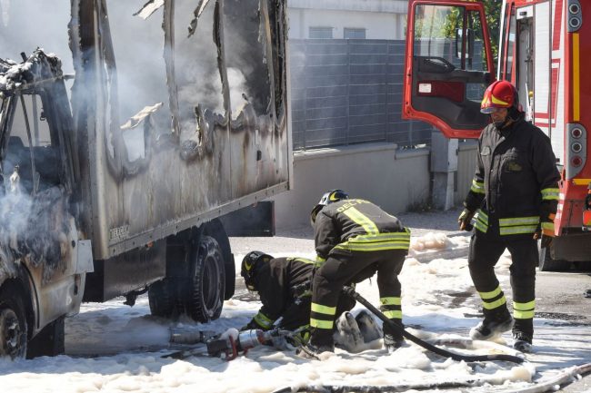 furgone-a-fuoco-vdf-via-dellindustria-civitanova-2-650x433