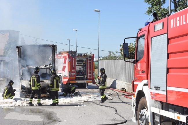 furgone-a-fuoco-vdf-via-dellindustria-civitanova-3-650x434