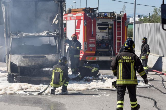 furgone-a-fuoco-vdf-via-dellindustria-civitanova-4-650x433