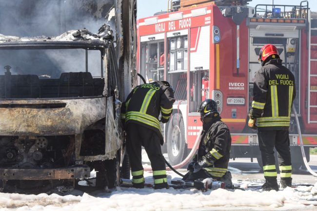 furgone-a-fuoco-vdf-via-dellindustria-civitanova-5-650x433