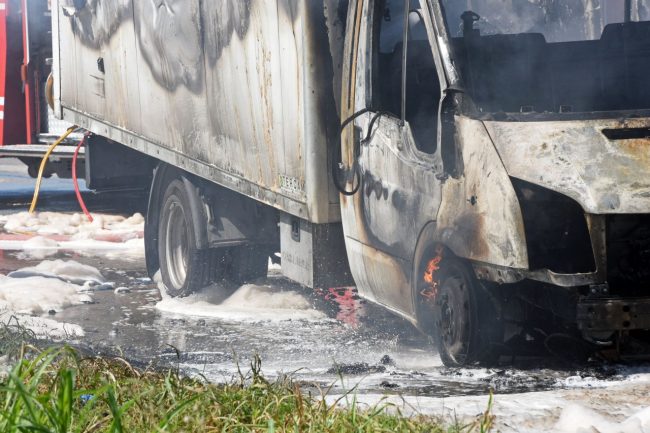 furgone-a-fuoco-vdf-via-dellindustria-civitanova-6-650x433