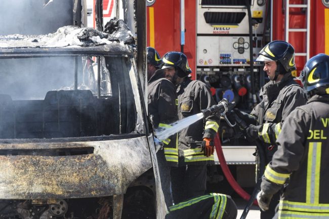 furgone-a-fuoco-vdf-via-dellindustria-civitanova-7-650x433
